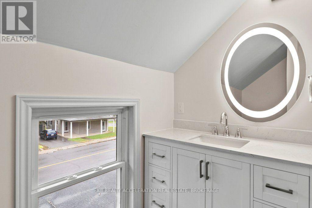 211 Bridge Street W Property Photo 32