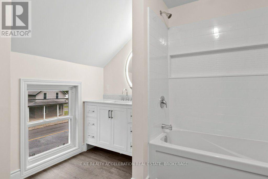 211 Bridge Street W Property Photo 33