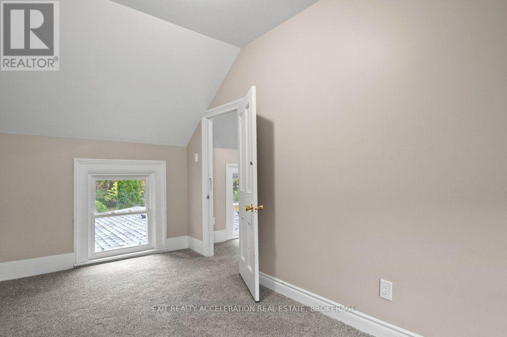 211 Bridge Street W Property Photo 34