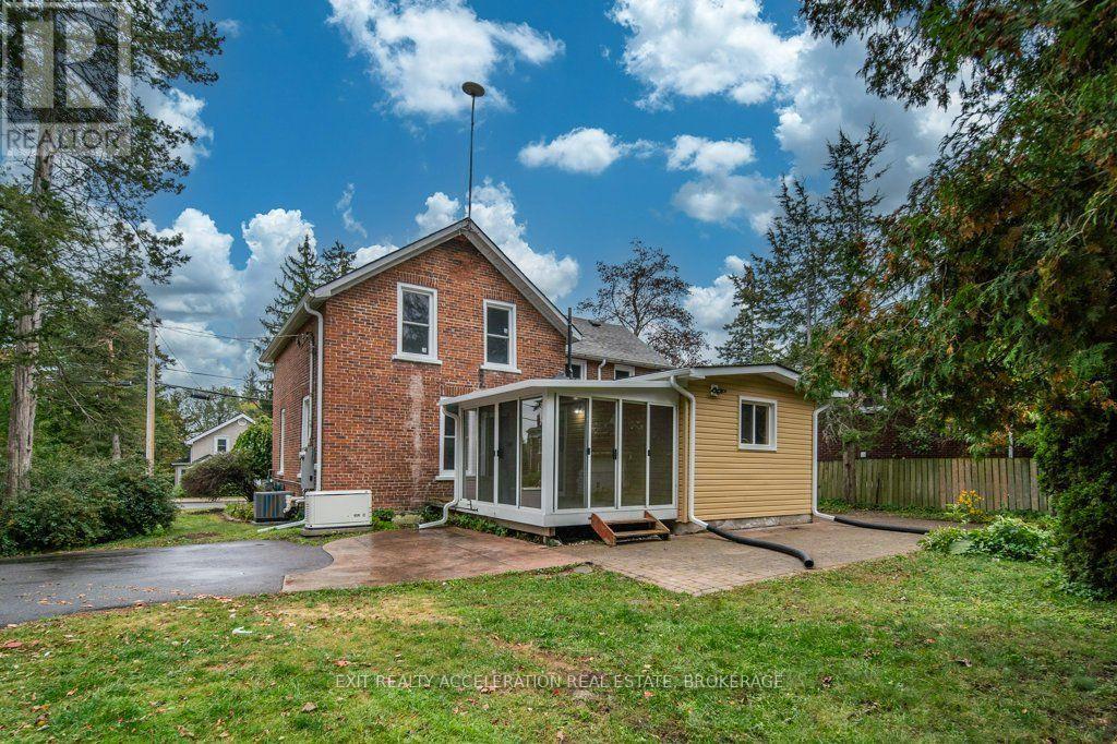 211 Bridge Street W Property Photo 35