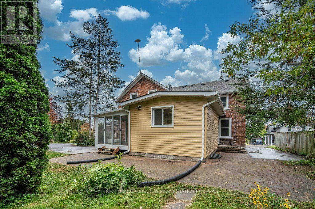 211 Bridge Street W Property Photo 36