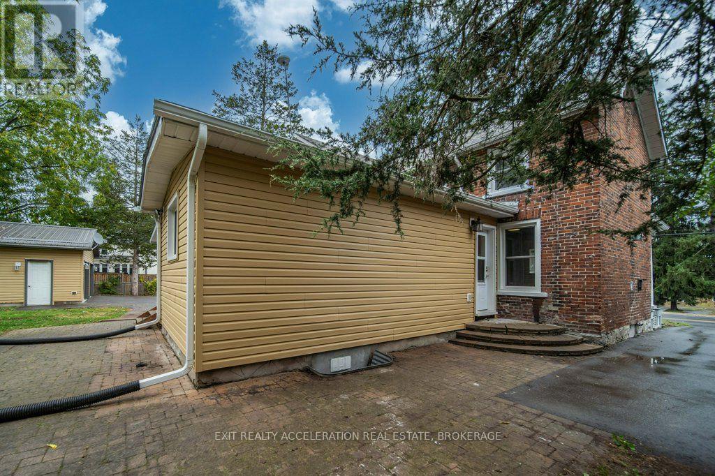 211 Bridge Street W Property Photo 42