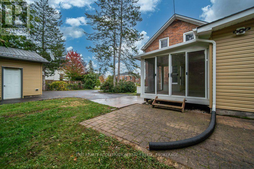 211 Bridge Street W Property Photo 43