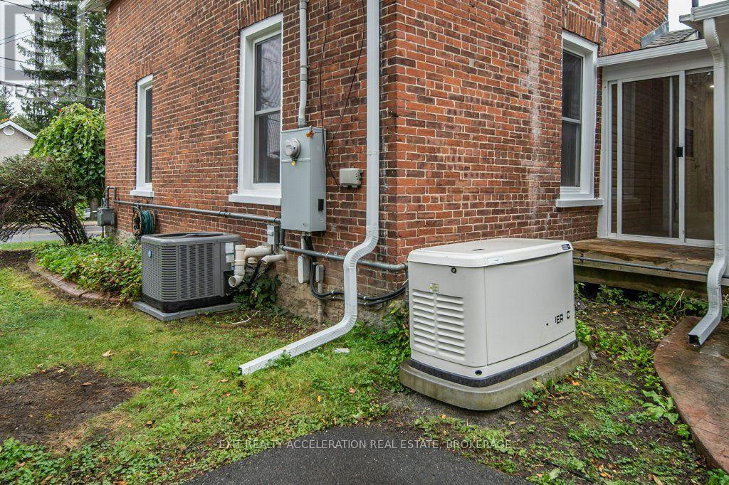 211 Bridge Street W Property Photo 44