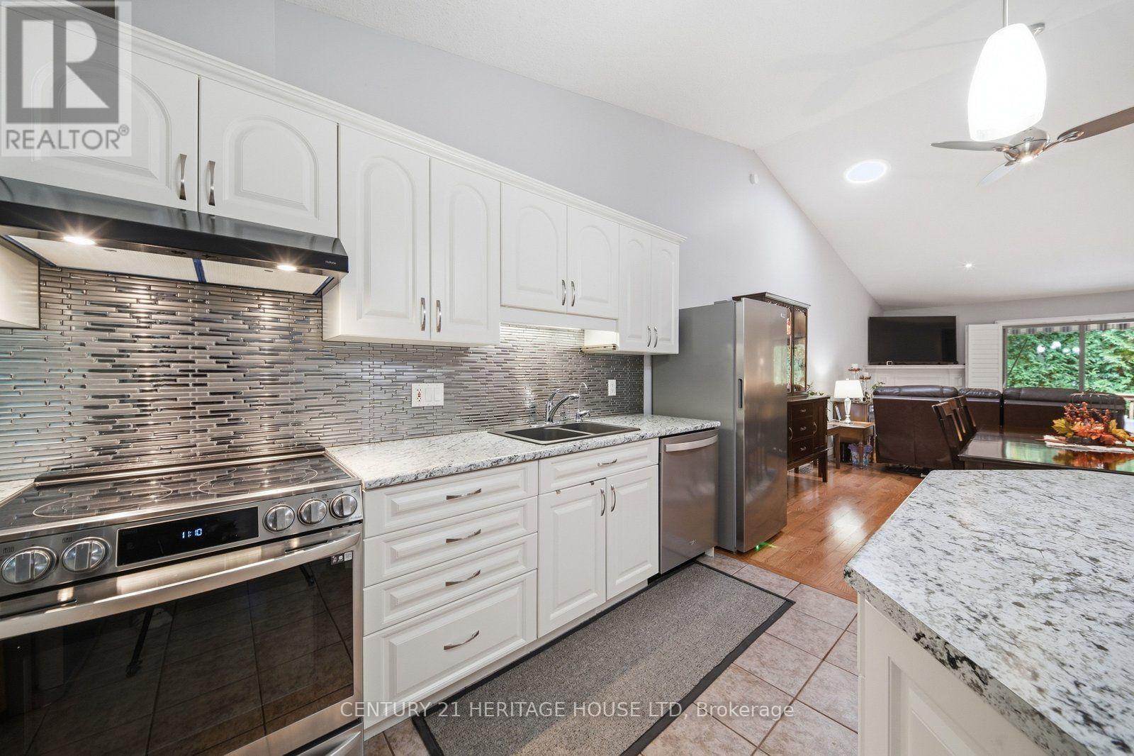 8 - 633 Park Road N Property Photo 7