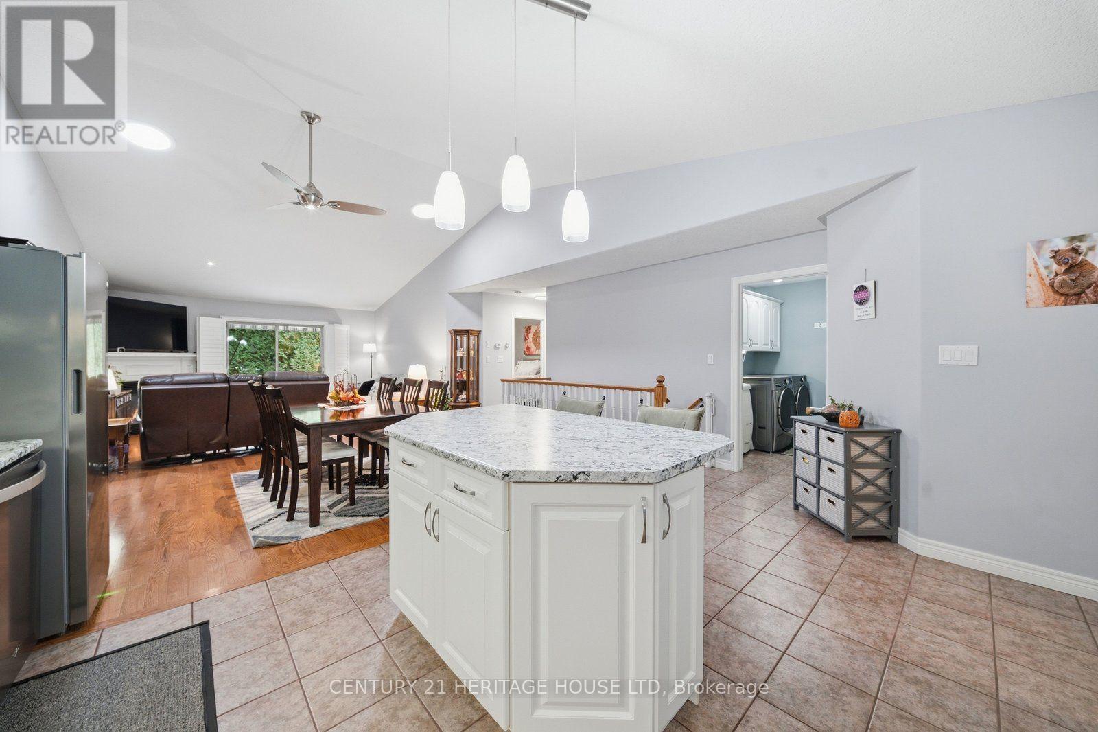 8 - 633 Park Road N Property Photo 34