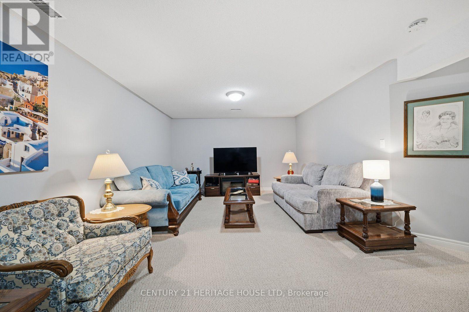 8 - 633 Park Road N Property Photo 43