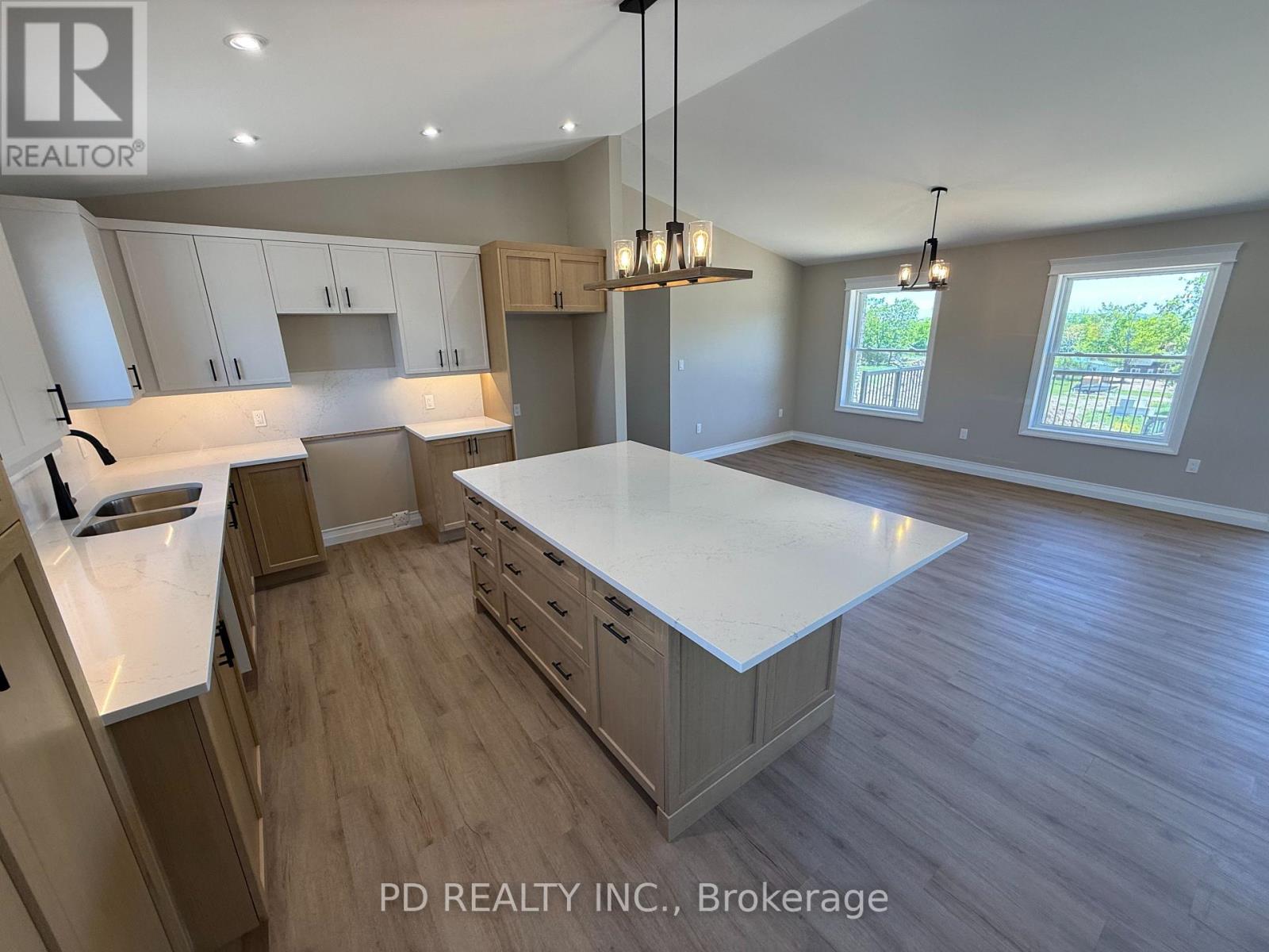 2467 Queen Mary Street Property Photo 5
