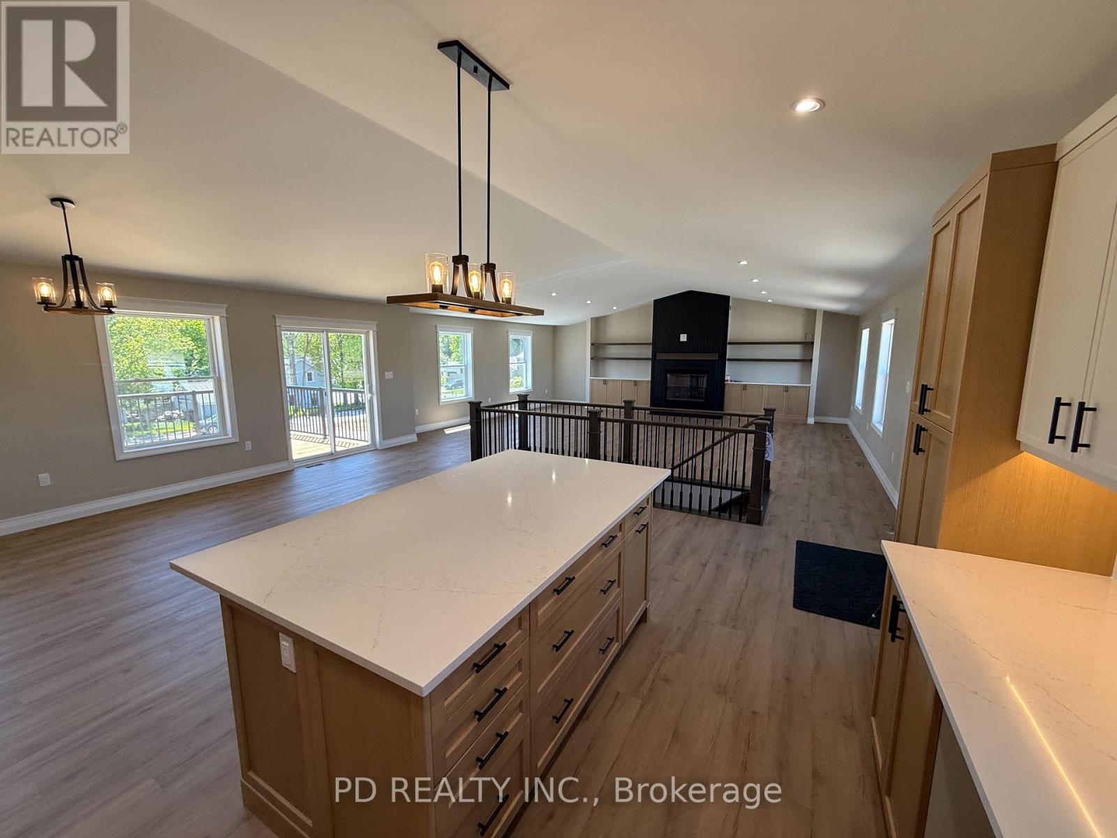 2467 Queen Mary Street Property Photo 6