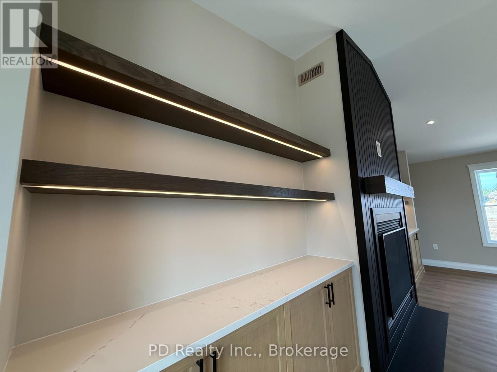 2467 Queen Mary Street Property Photo 7