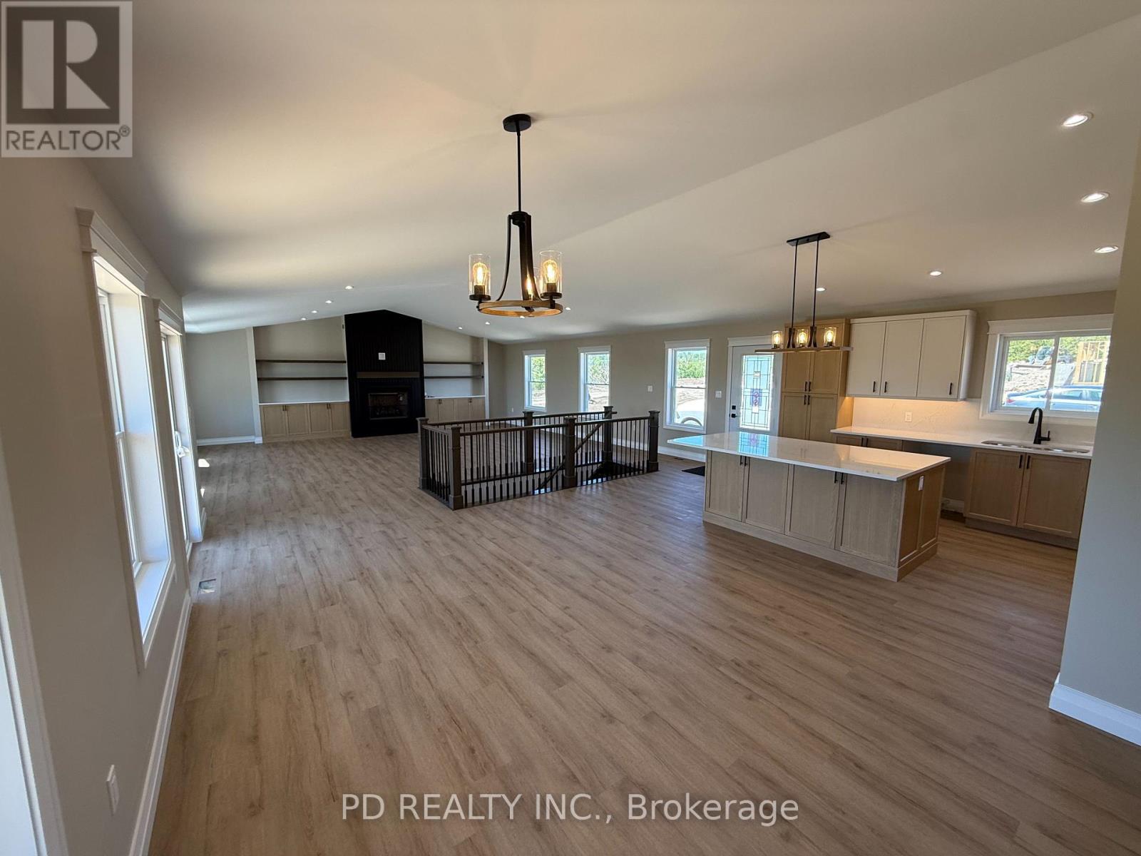 2467 Queen Mary Street Property Photo 11