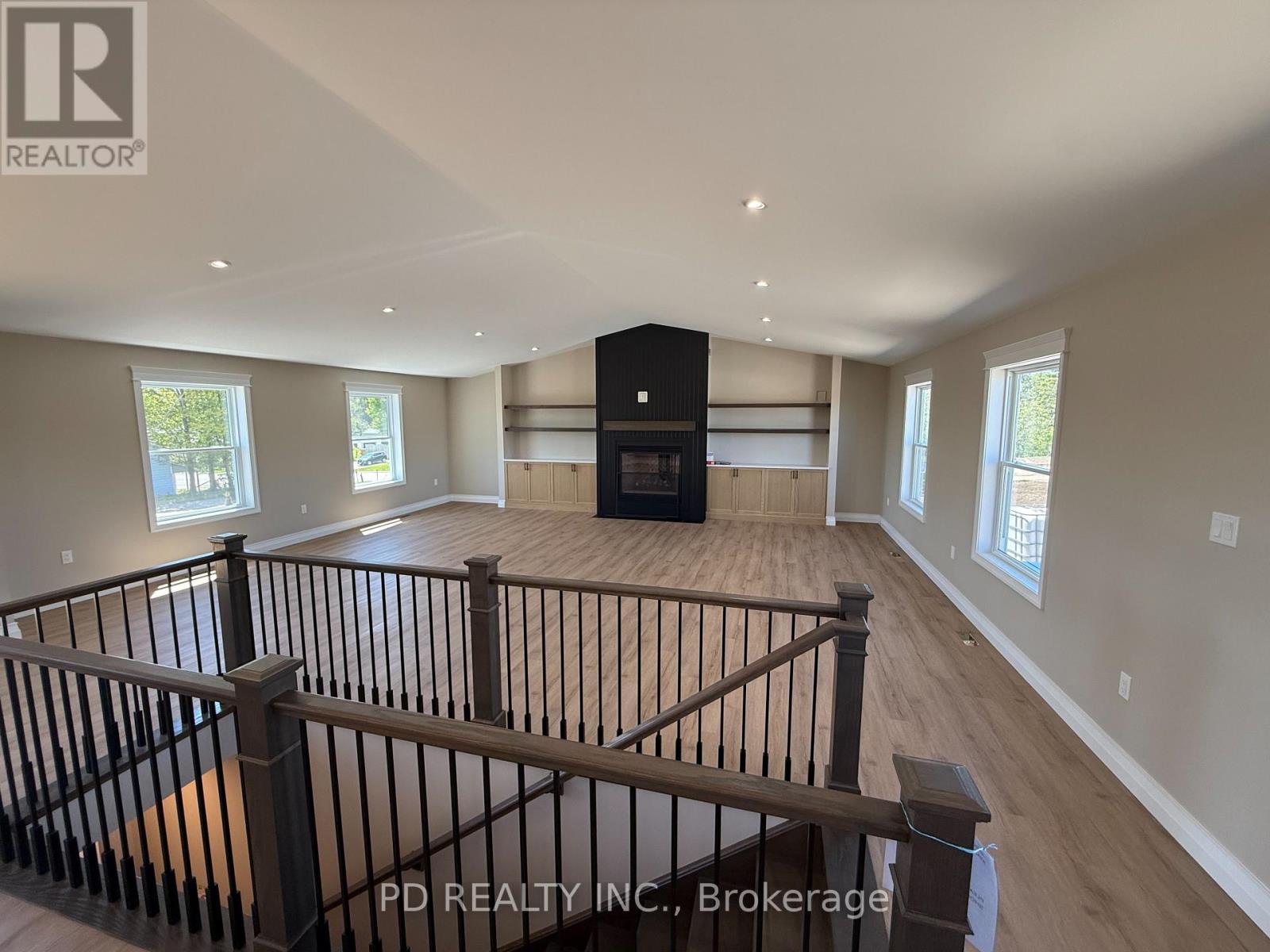 2467 Queen Mary Street Property Photo 12