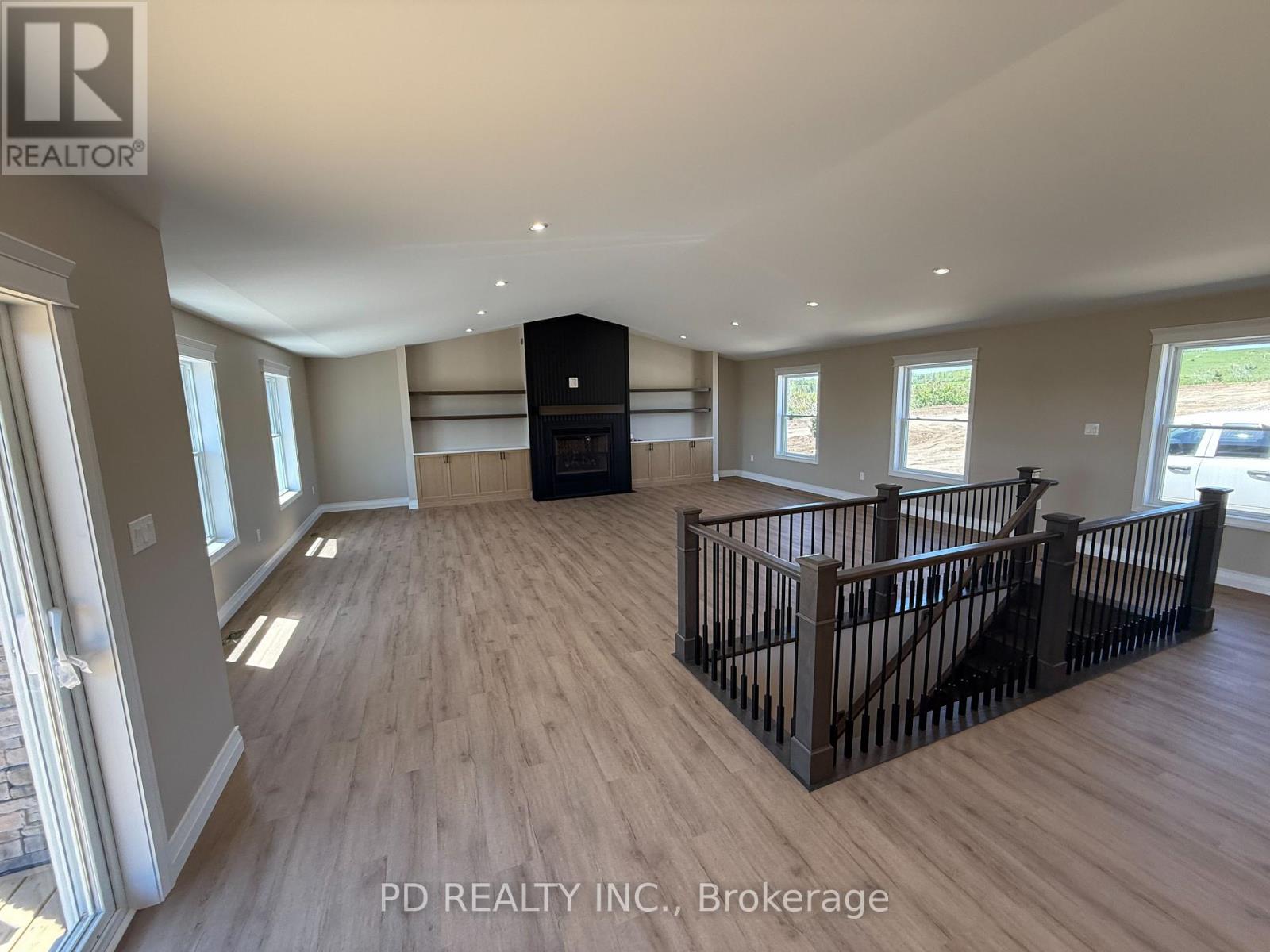 2467 Queen Mary Street Property Photo 13