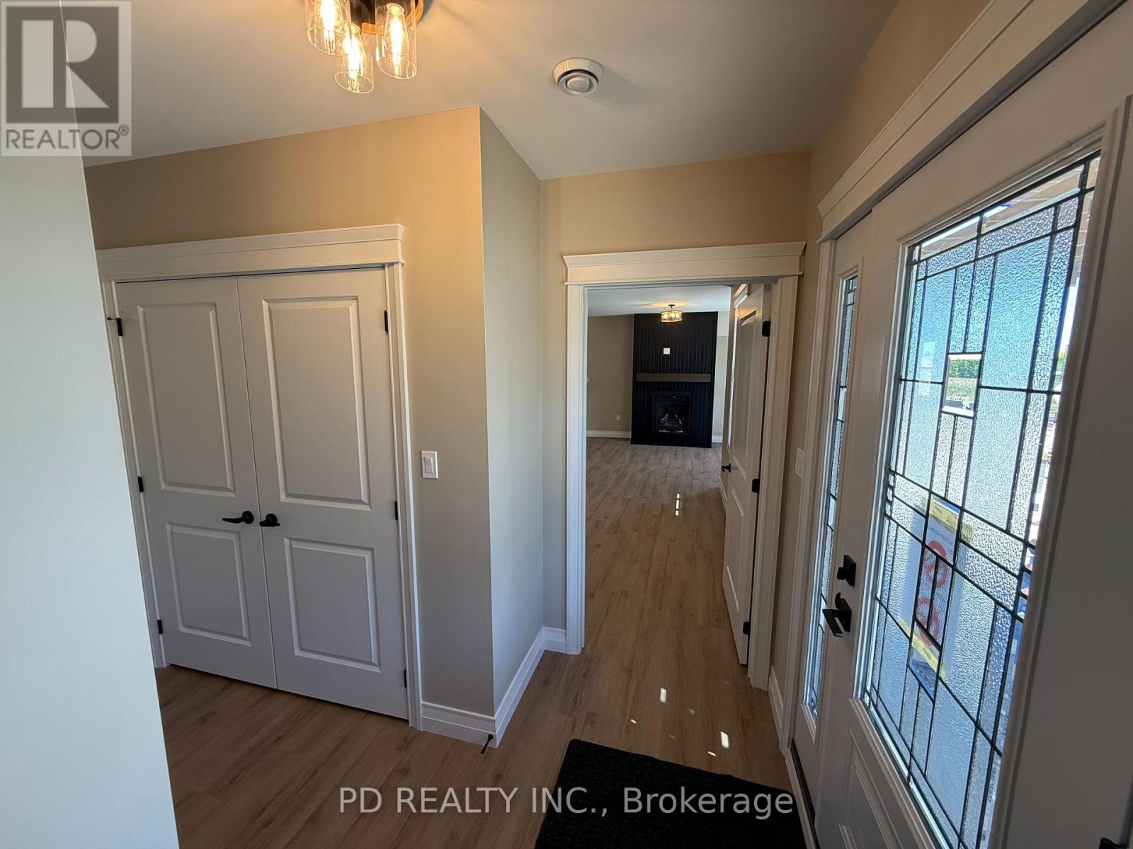2467 Queen Mary Street Property Photo 14