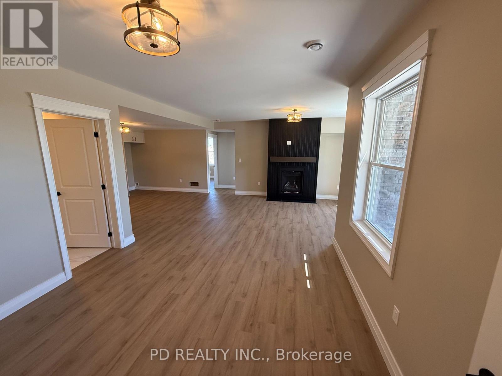 2467 Queen Mary Street Property Photo 15