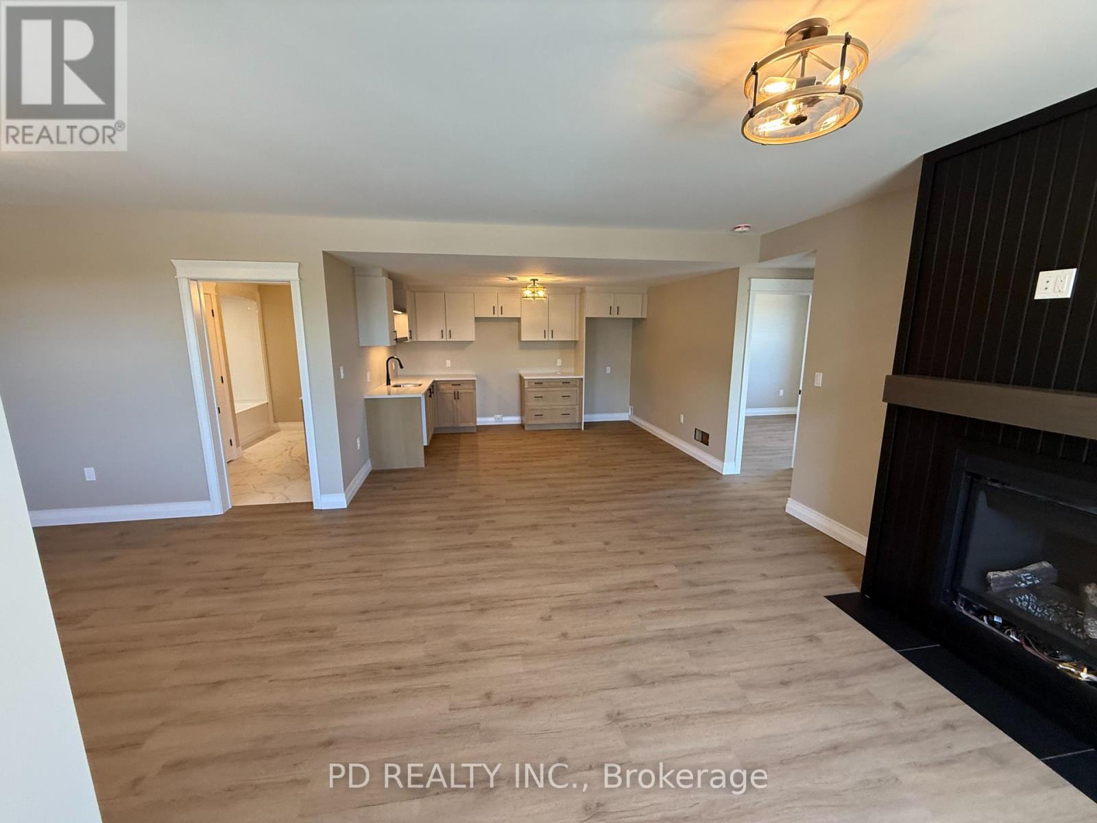 2467 Queen Mary Street Property Photo 16