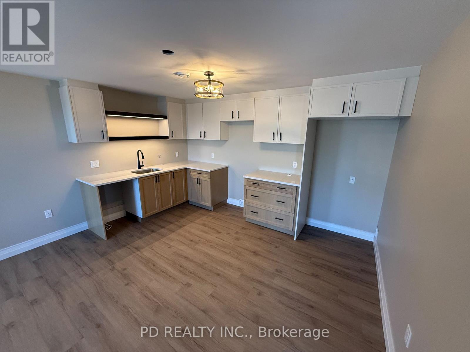 2467 Queen Mary Street Property Photo 18