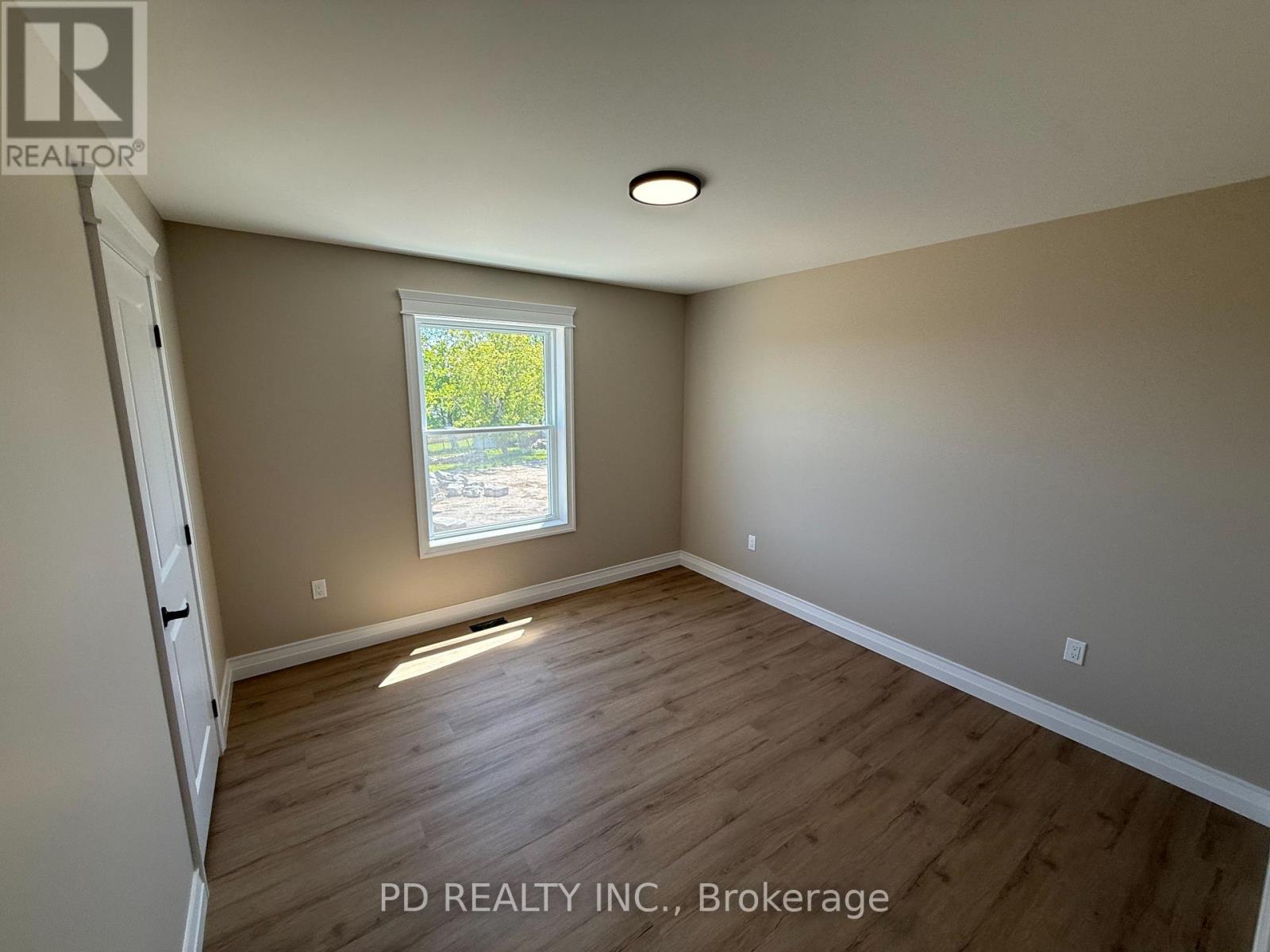 2467 Queen Mary Street Property Photo 24