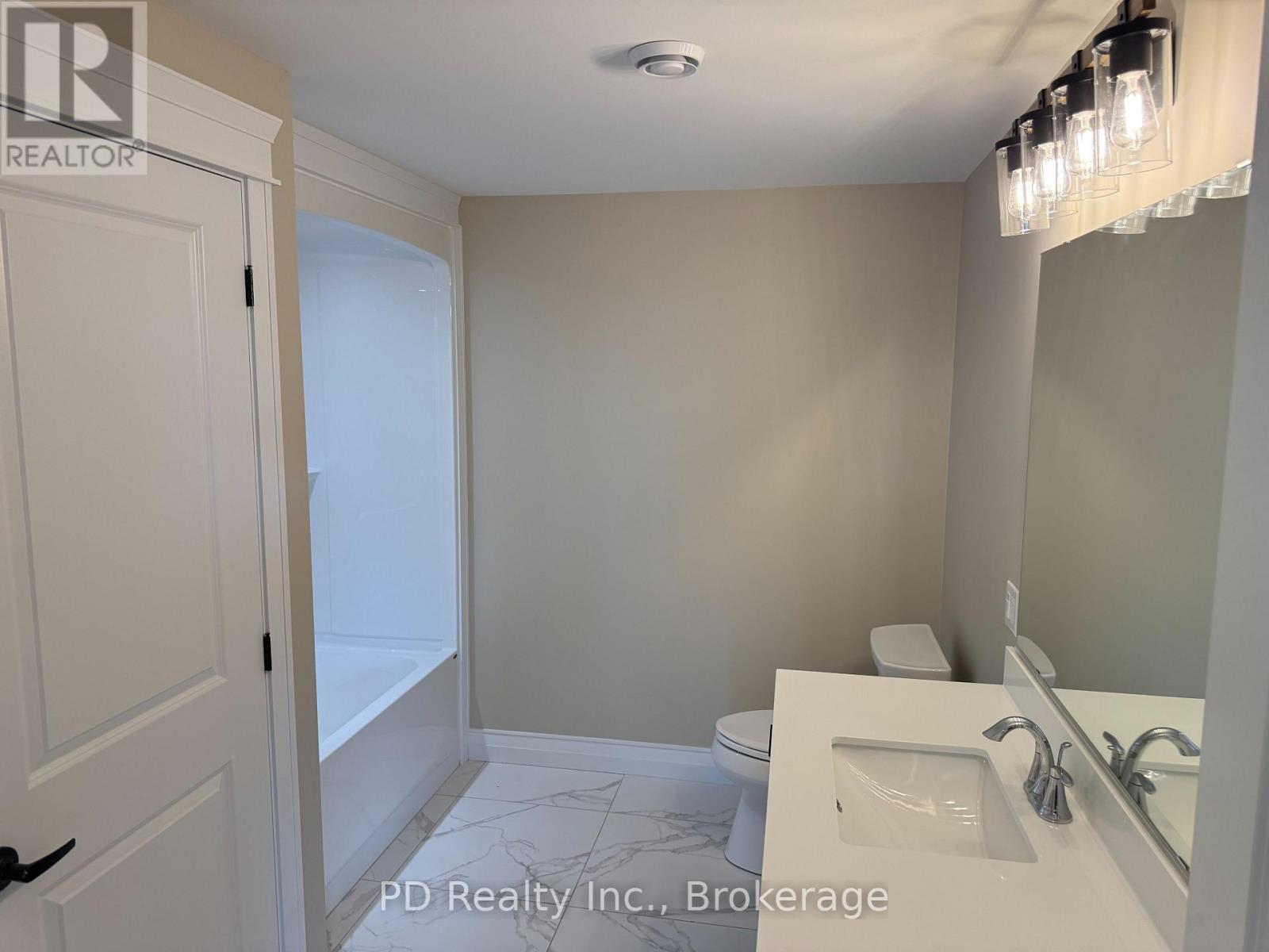 2467 Queen Mary Street Property Photo 32