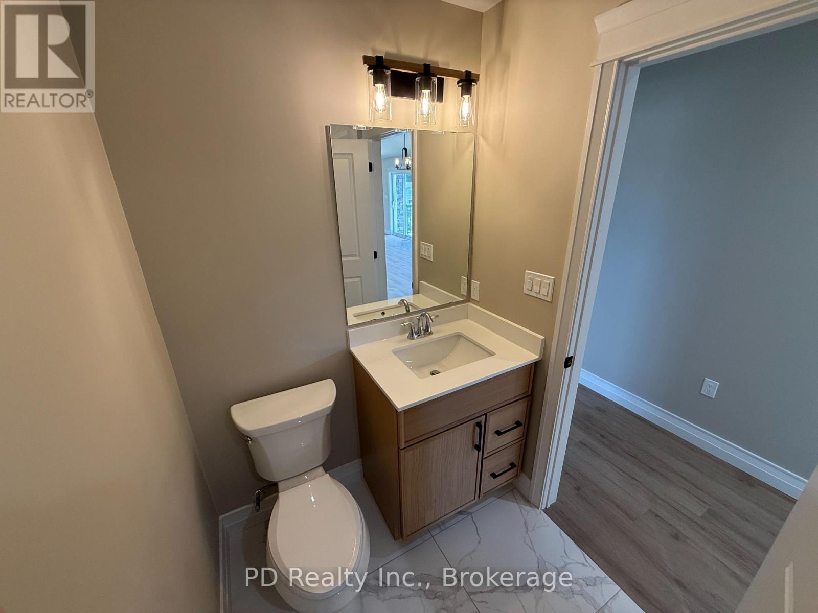 2467 Queen Mary Street Property Photo 36