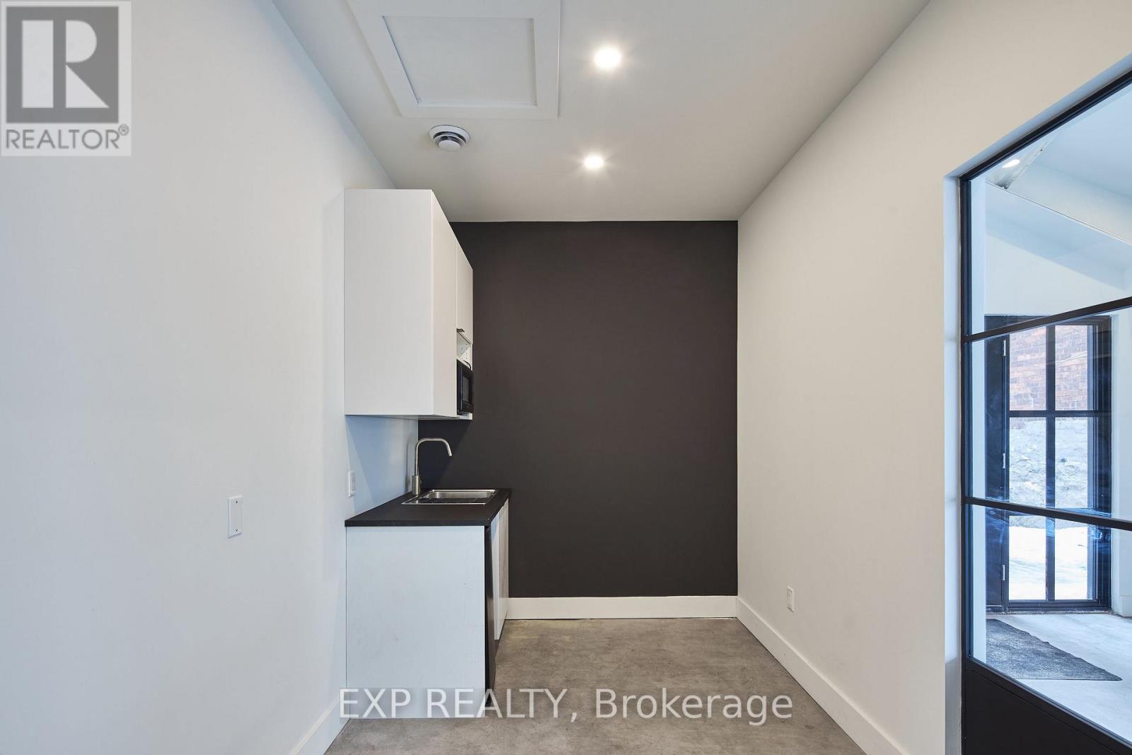 329 Catherine Street Property Photo 5