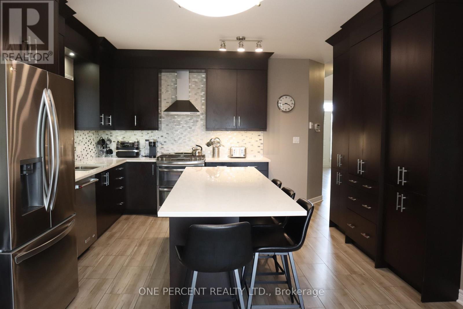 349 Winterberry Boulevard Property Photo 8