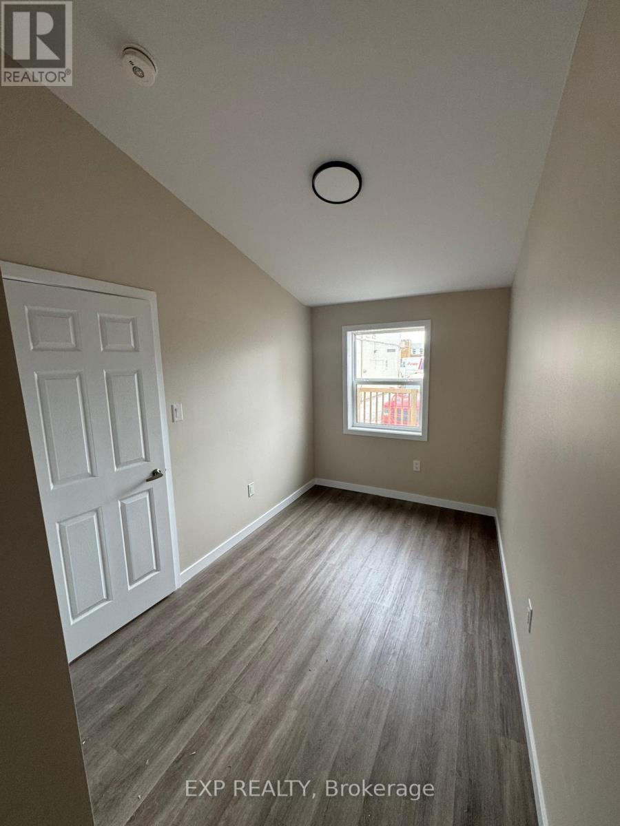 439 Main Street E Property Photo 5
