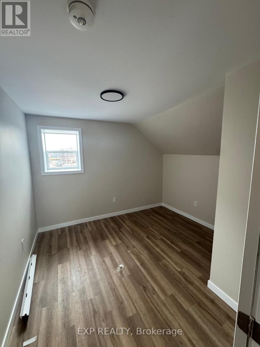 439 Main Street E Property Photo 8