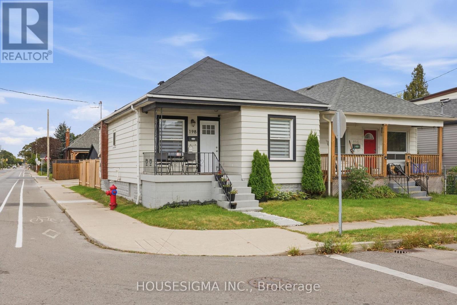 198 Weir Street N Property Photo 2