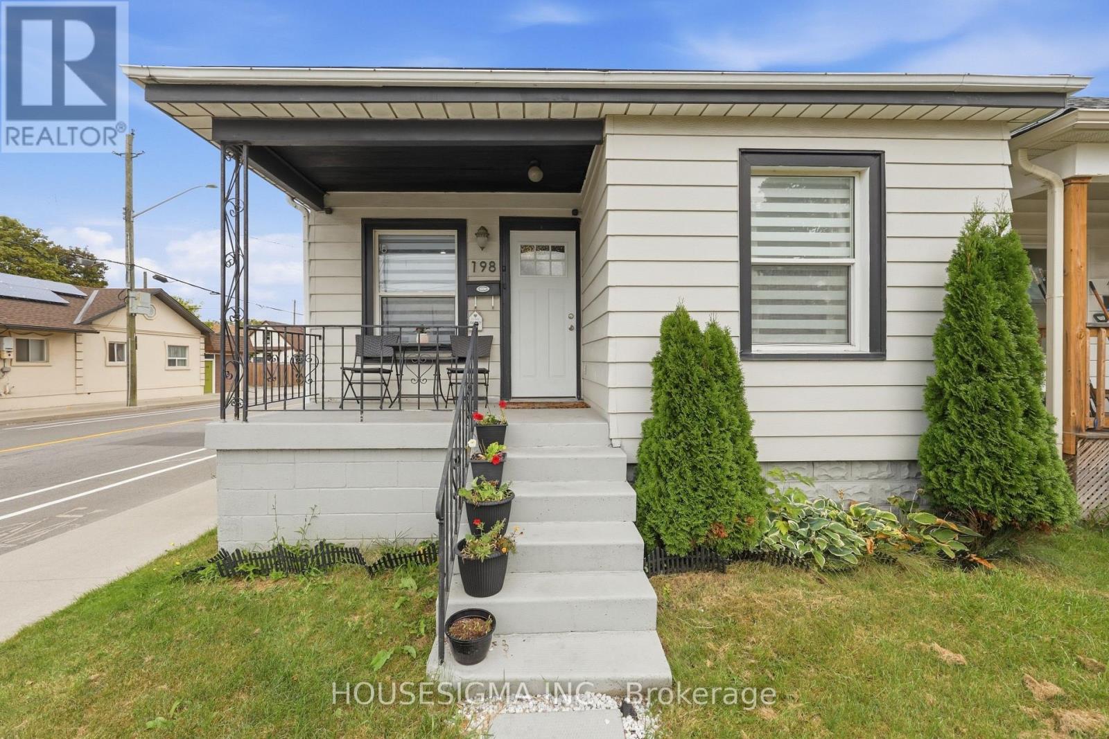 198 Weir Street N Property Photo 3
