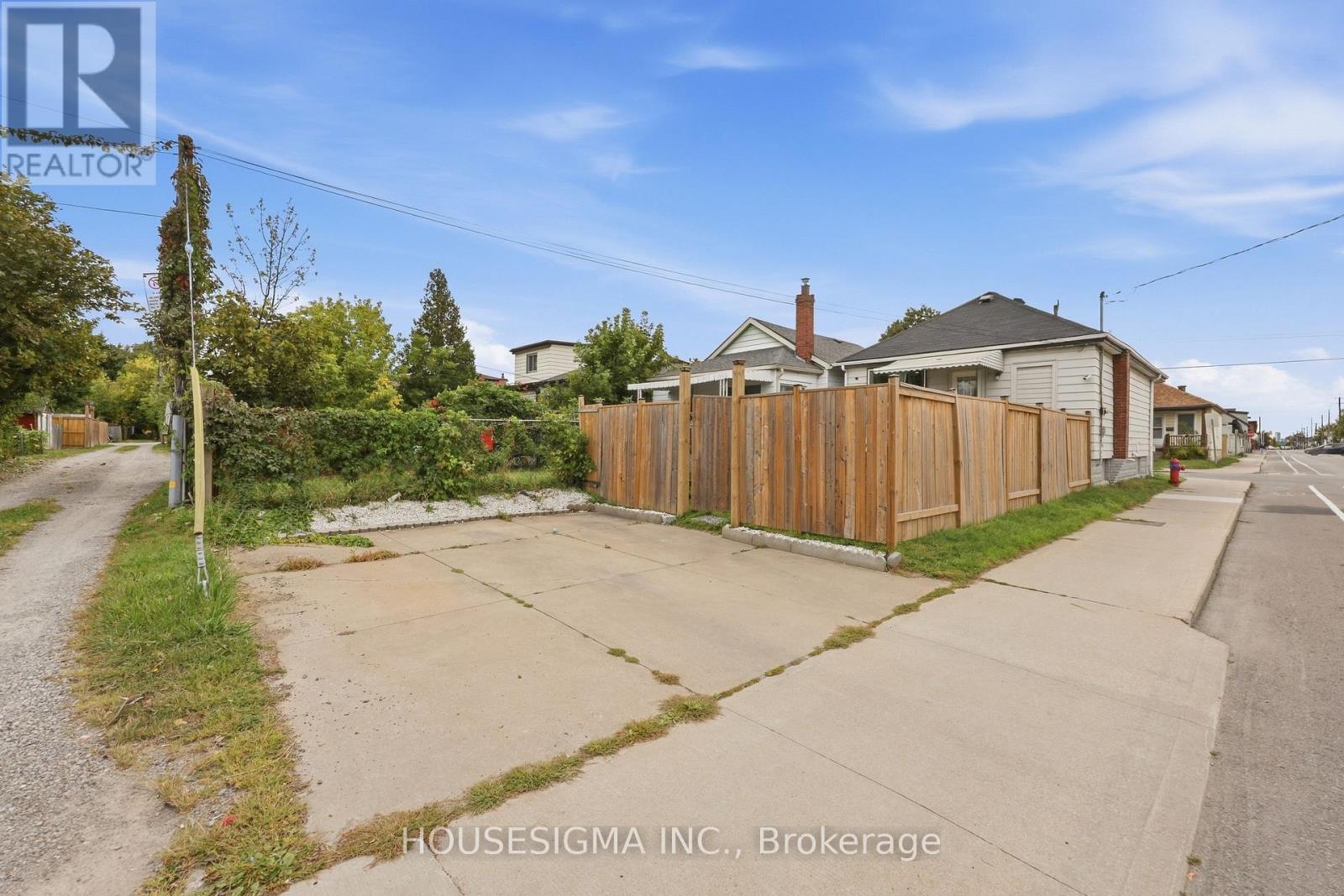 198 Weir Street N Property Photo 4