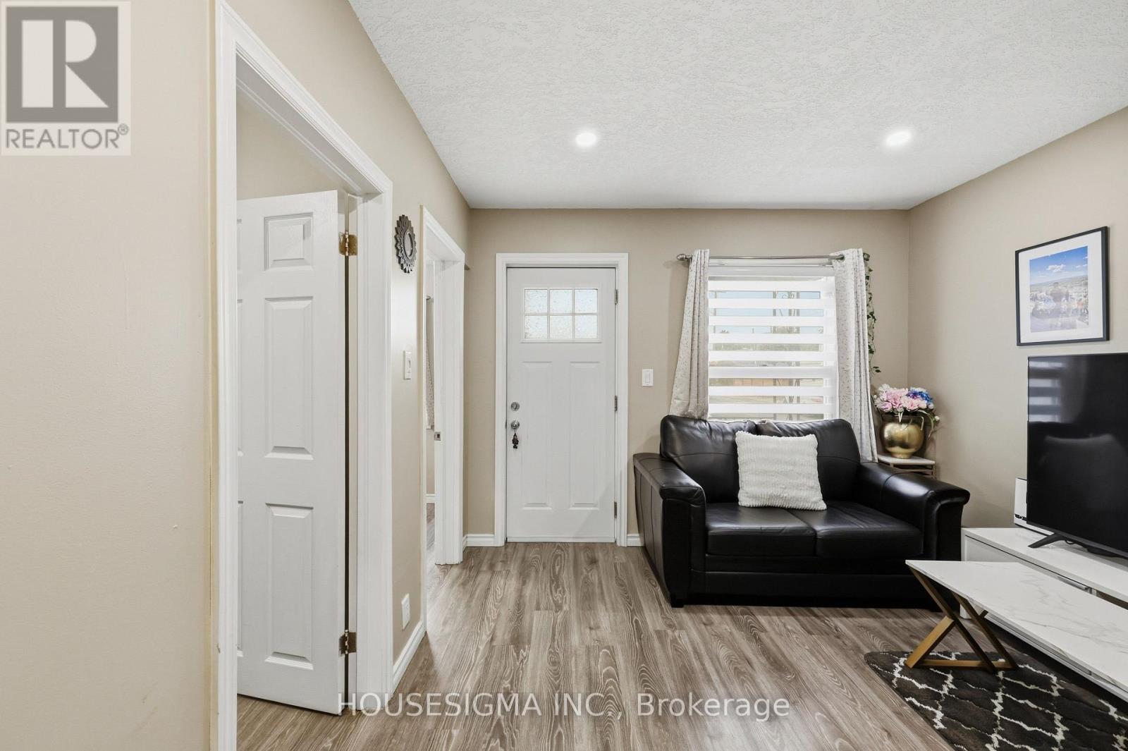 198 Weir Street N Property Photo 6
