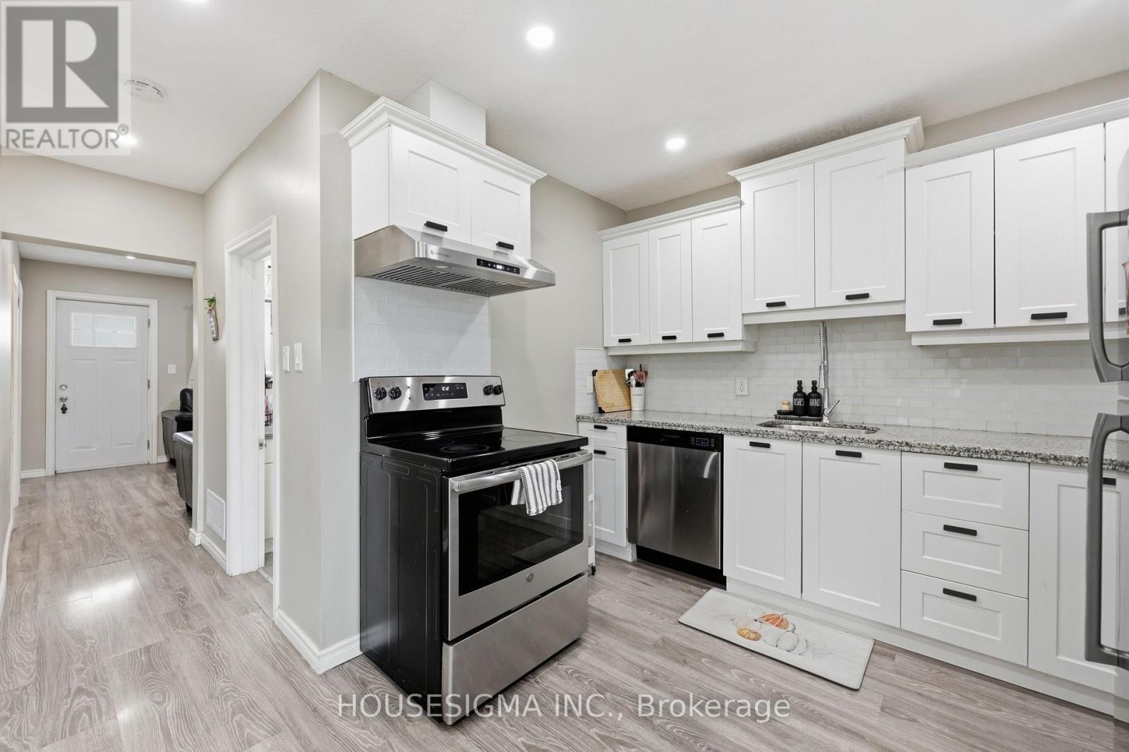 198 Weir Street N Property Photo 11