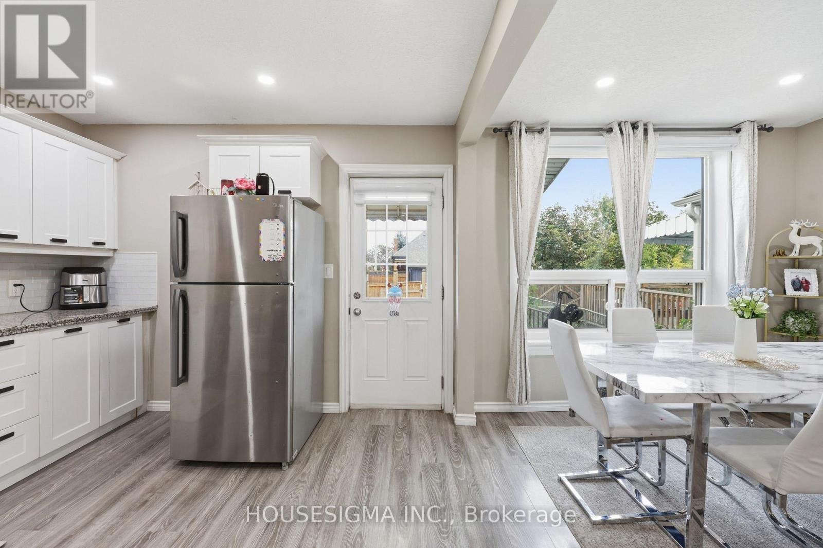 198 Weir Street N Property Photo 12