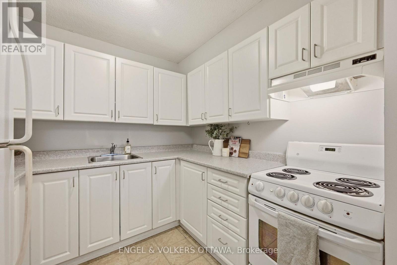 606 - 475 Laurier Avenue W Property Photo 17