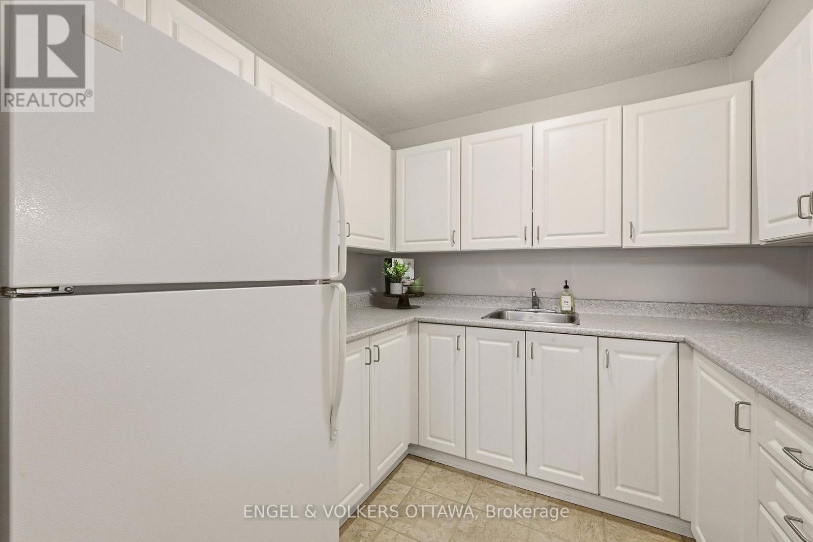 606 - 475 Laurier Avenue W Property Photo 18