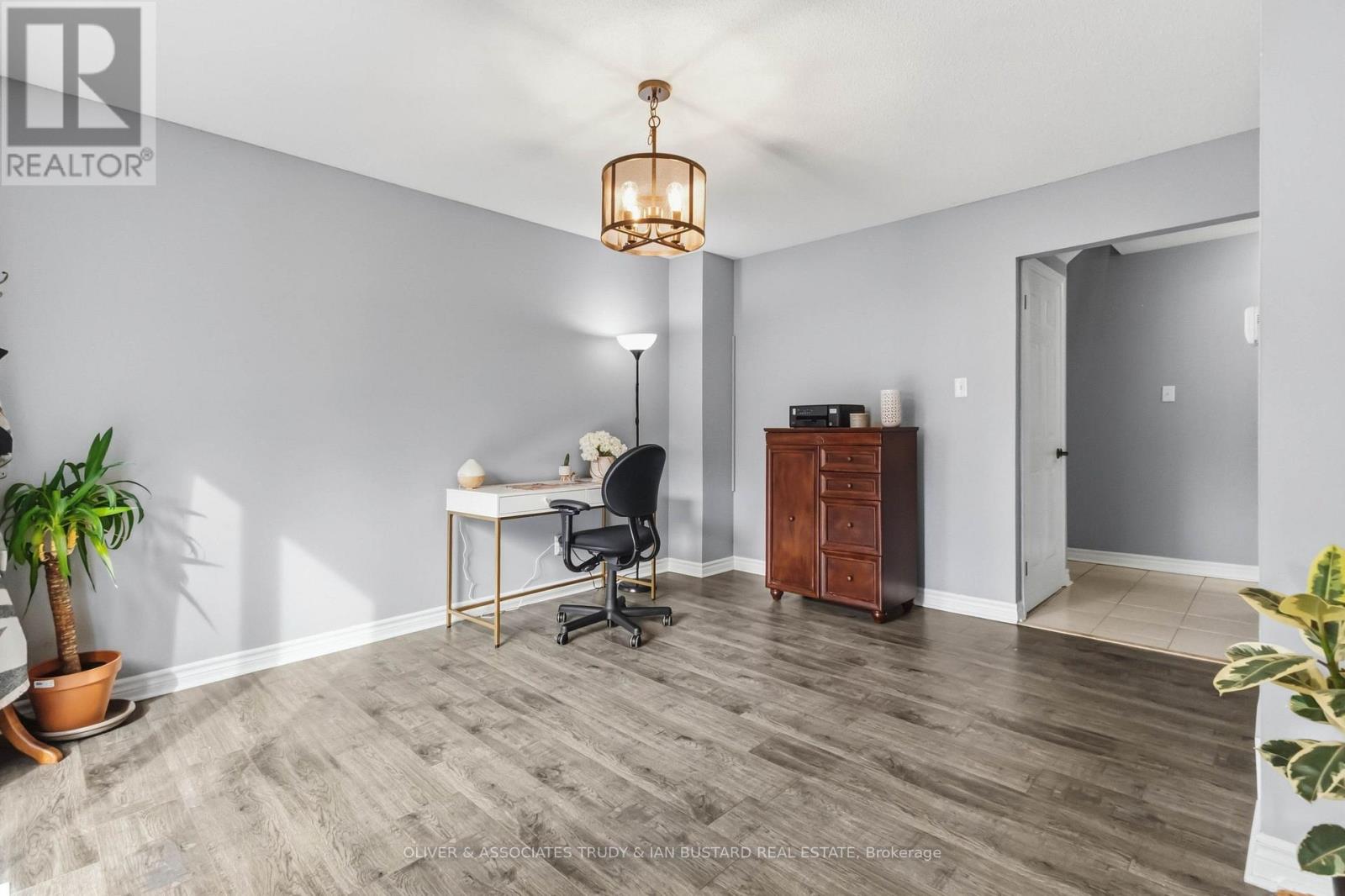 109 Mcmaster Drive E Property Photo 16
