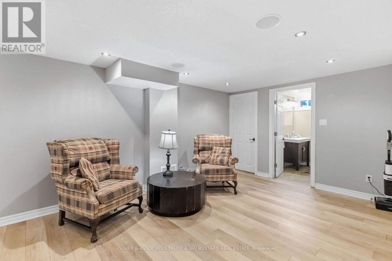 109 Mcmaster Drive E Property Photo 21