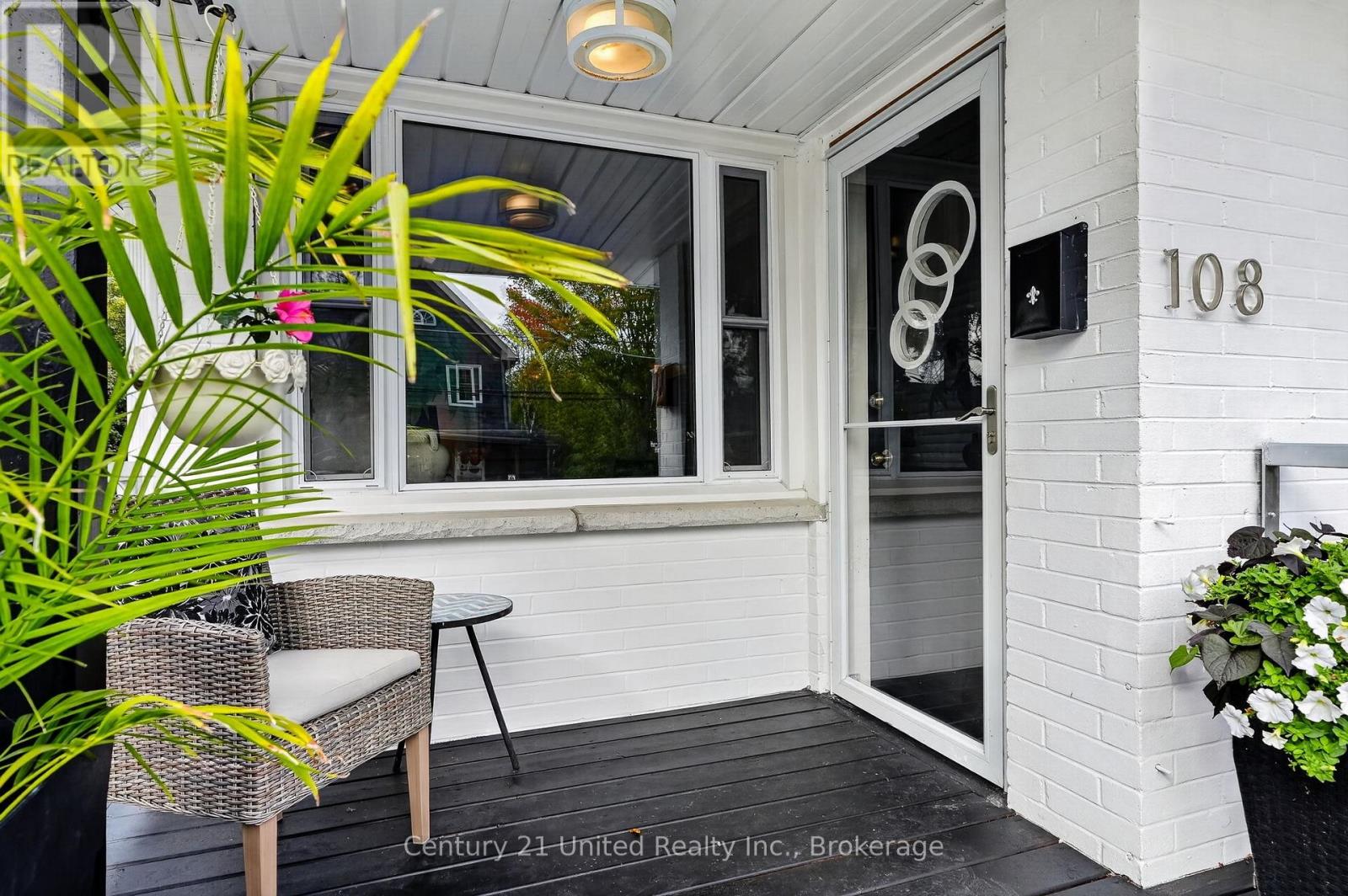 108 James Street E Property Photo 4