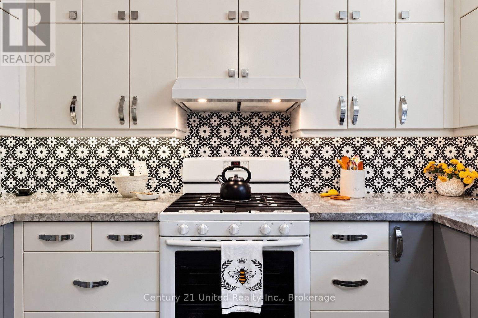 108 James Street E Property Photo 17