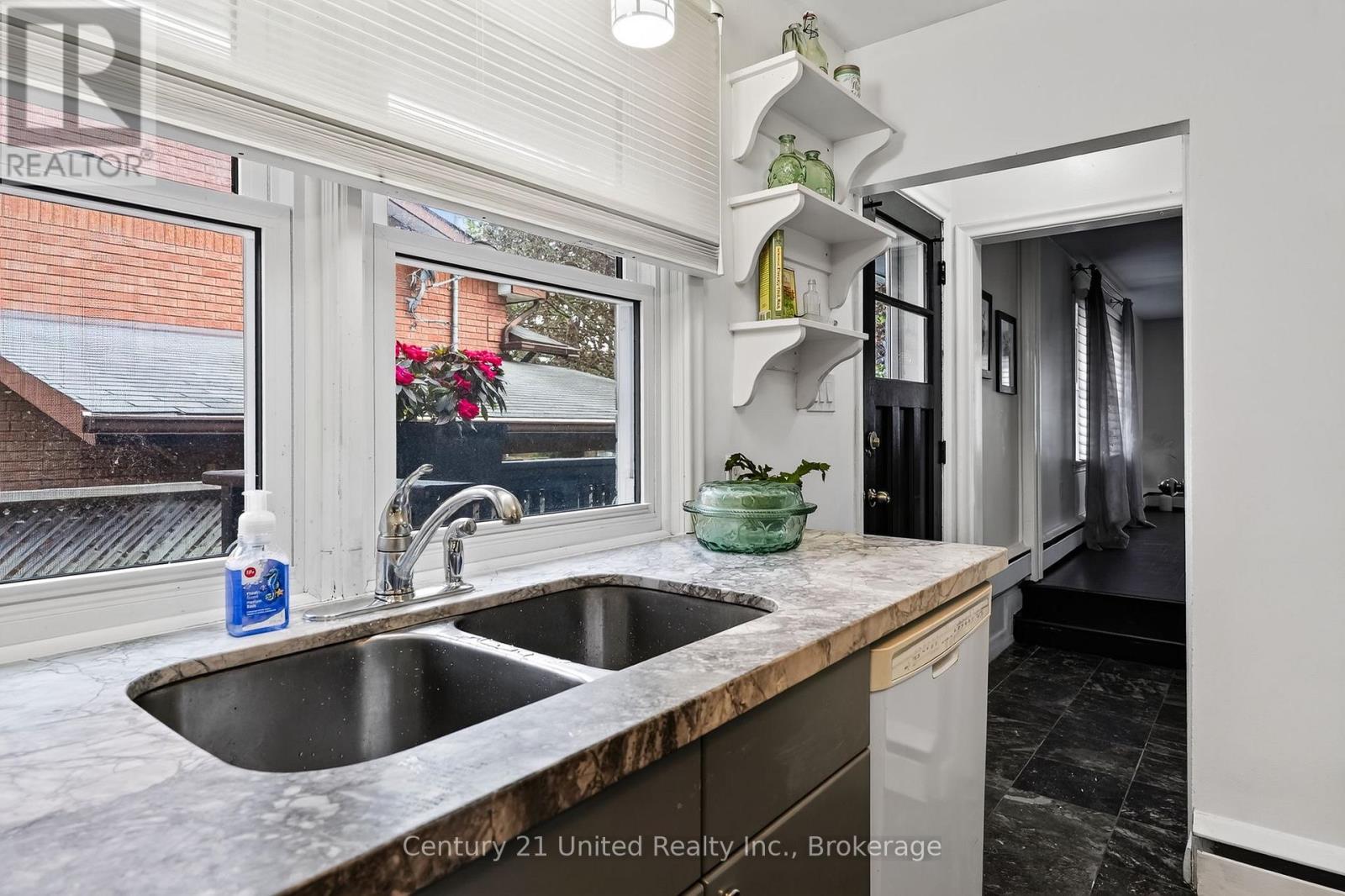 108 James Street E Property Photo 18
