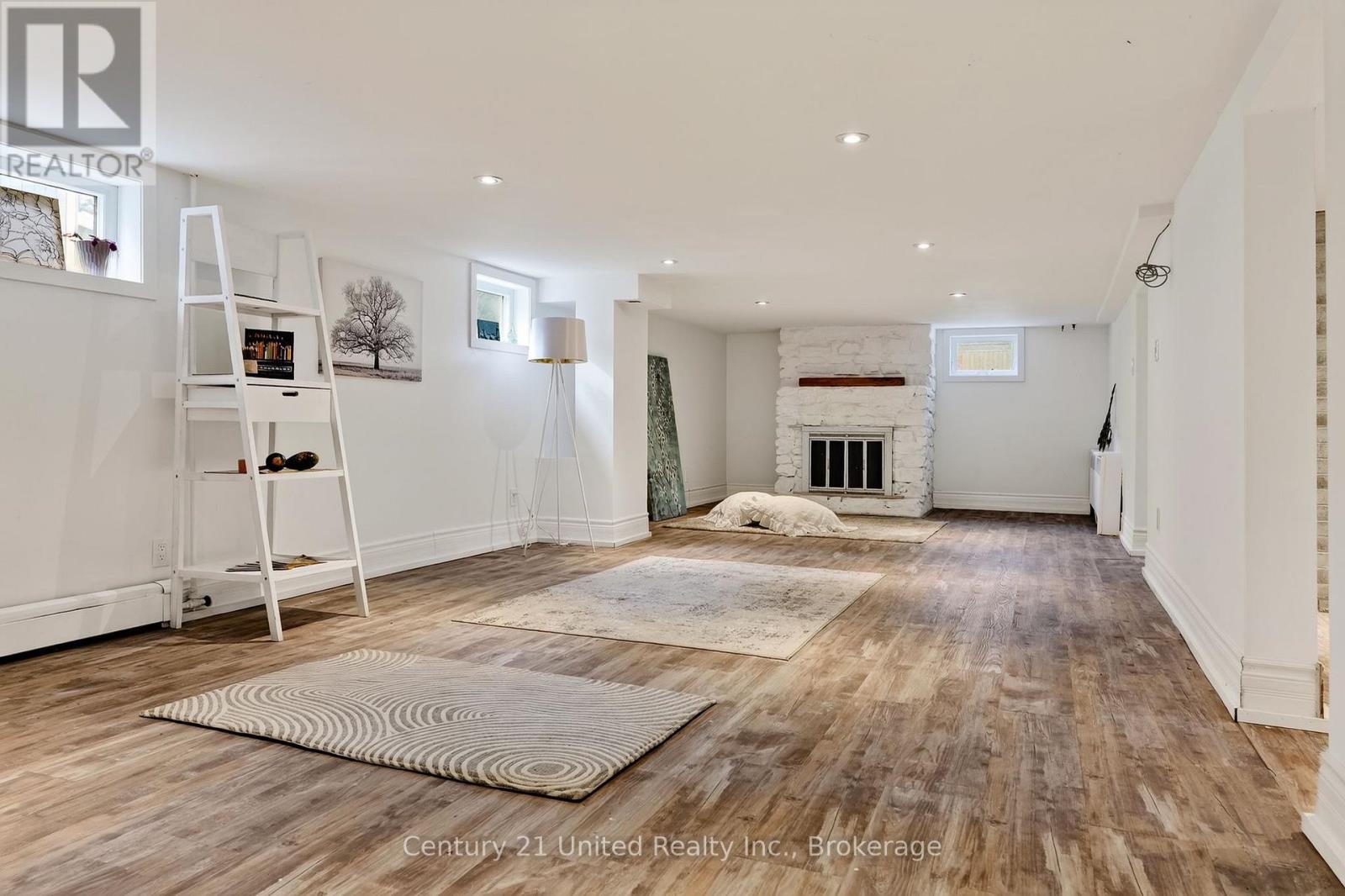 108 James Street E Property Photo 30