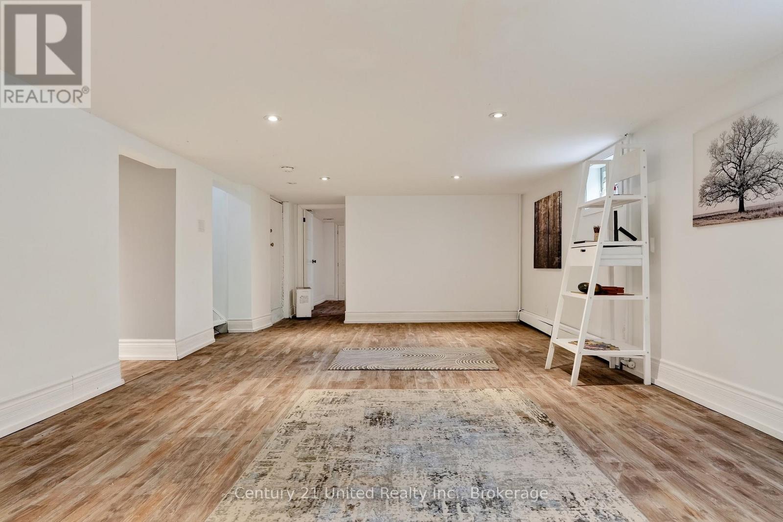 108 James Street E Property Photo 33