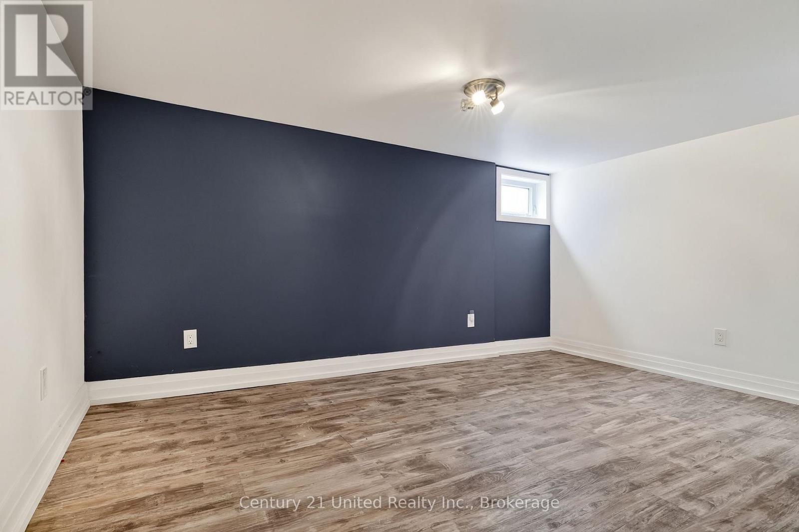 108 James Street E Property Photo 34