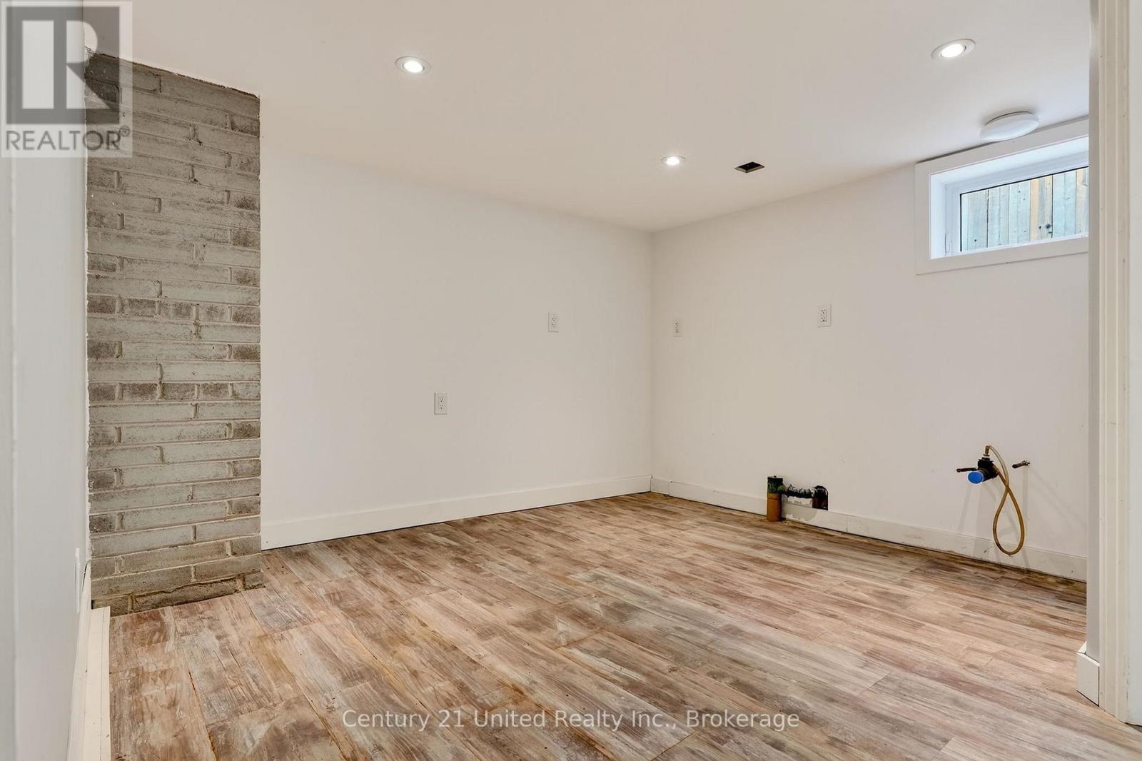 108 James Street E Property Photo 37
