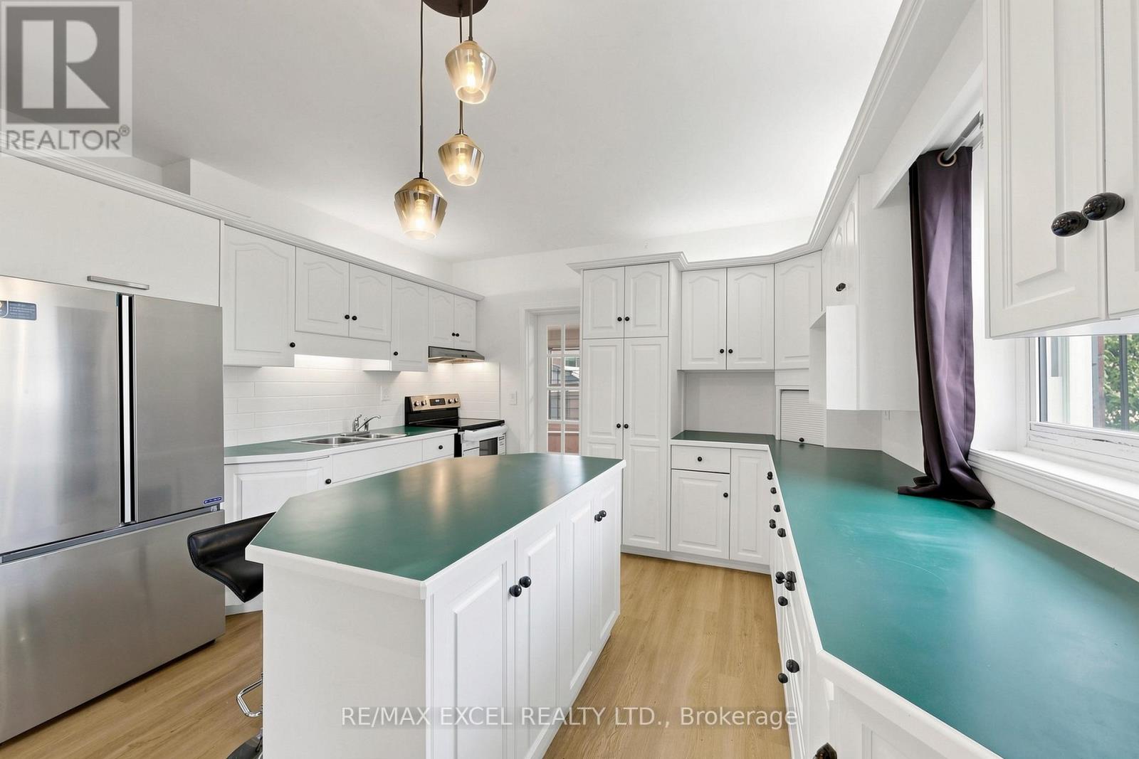 Main - 259 Victoria Avenue N Property Photo 11