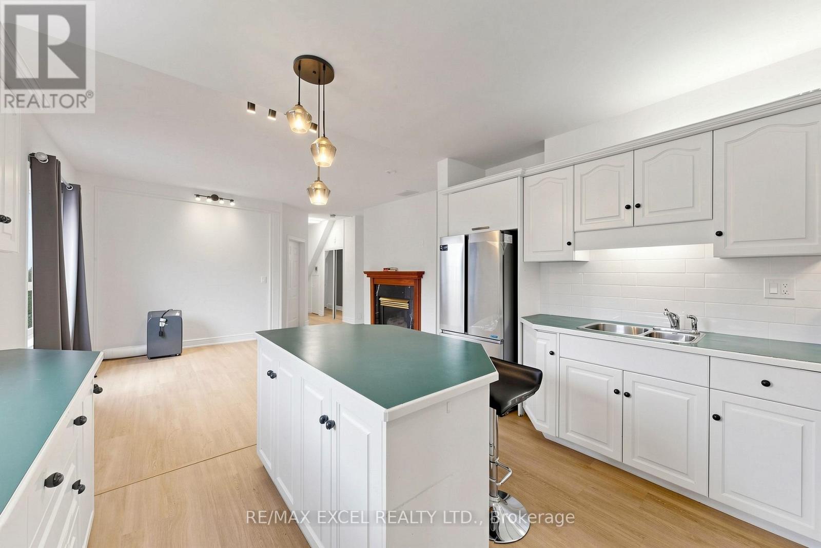 Main - 259 Victoria Avenue N Property Photo 12