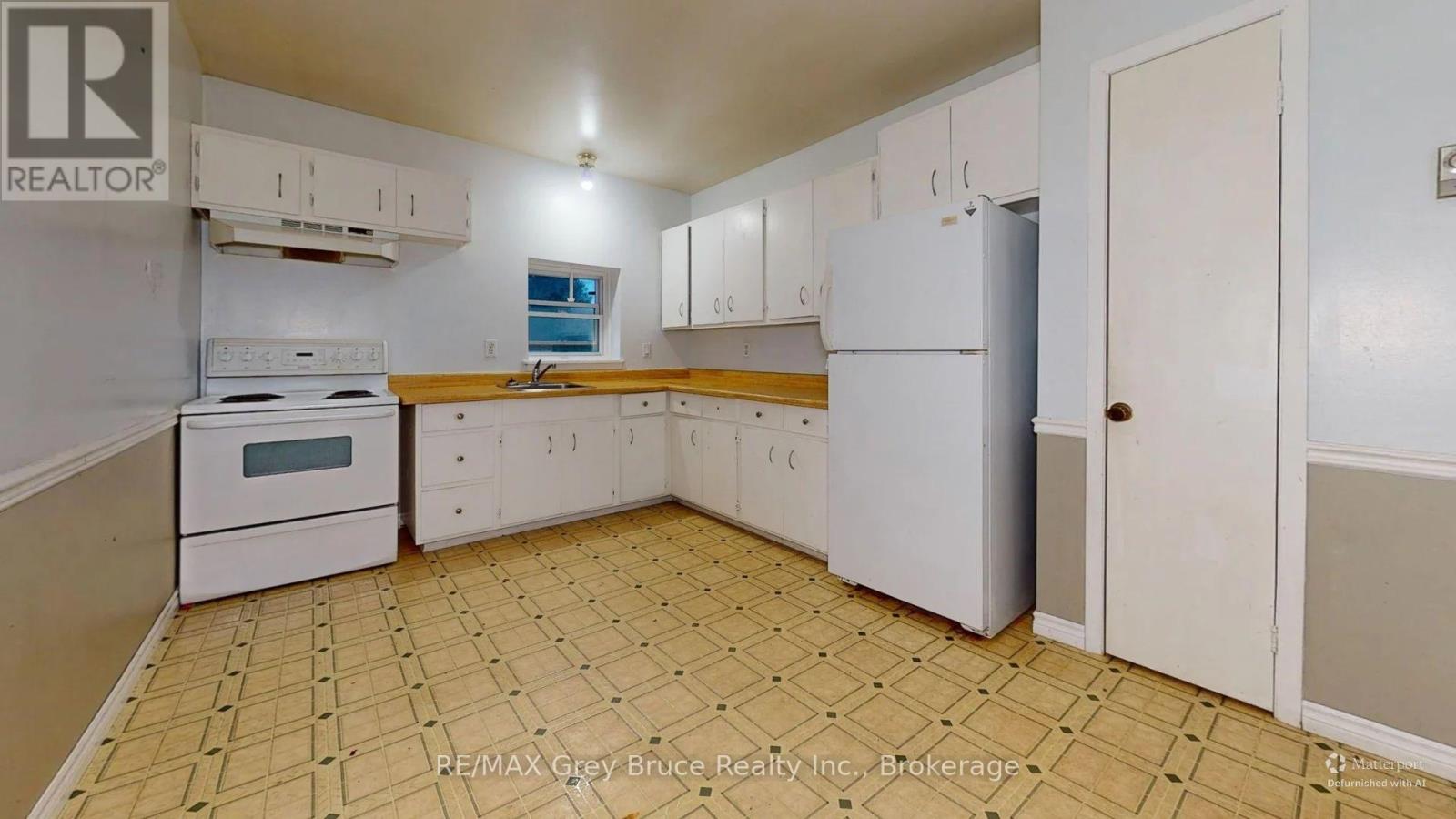 Unit 5 - 108 Queen Street N Property Photo 10