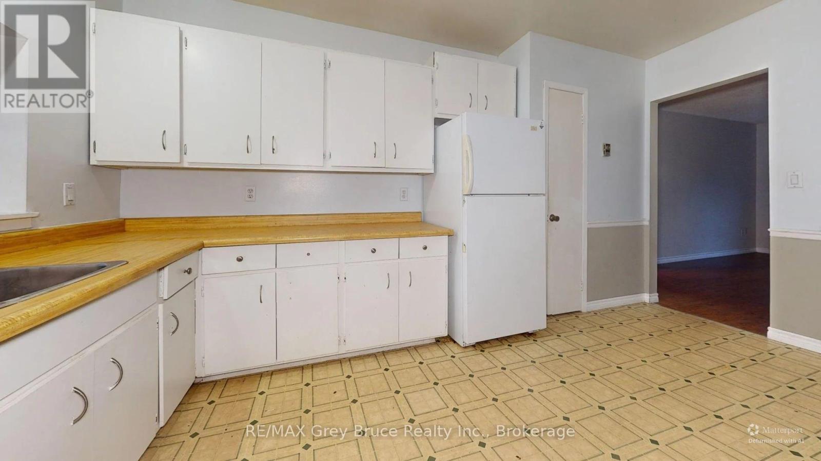 Unit 5 - 108 Queen Street N Property Photo 11