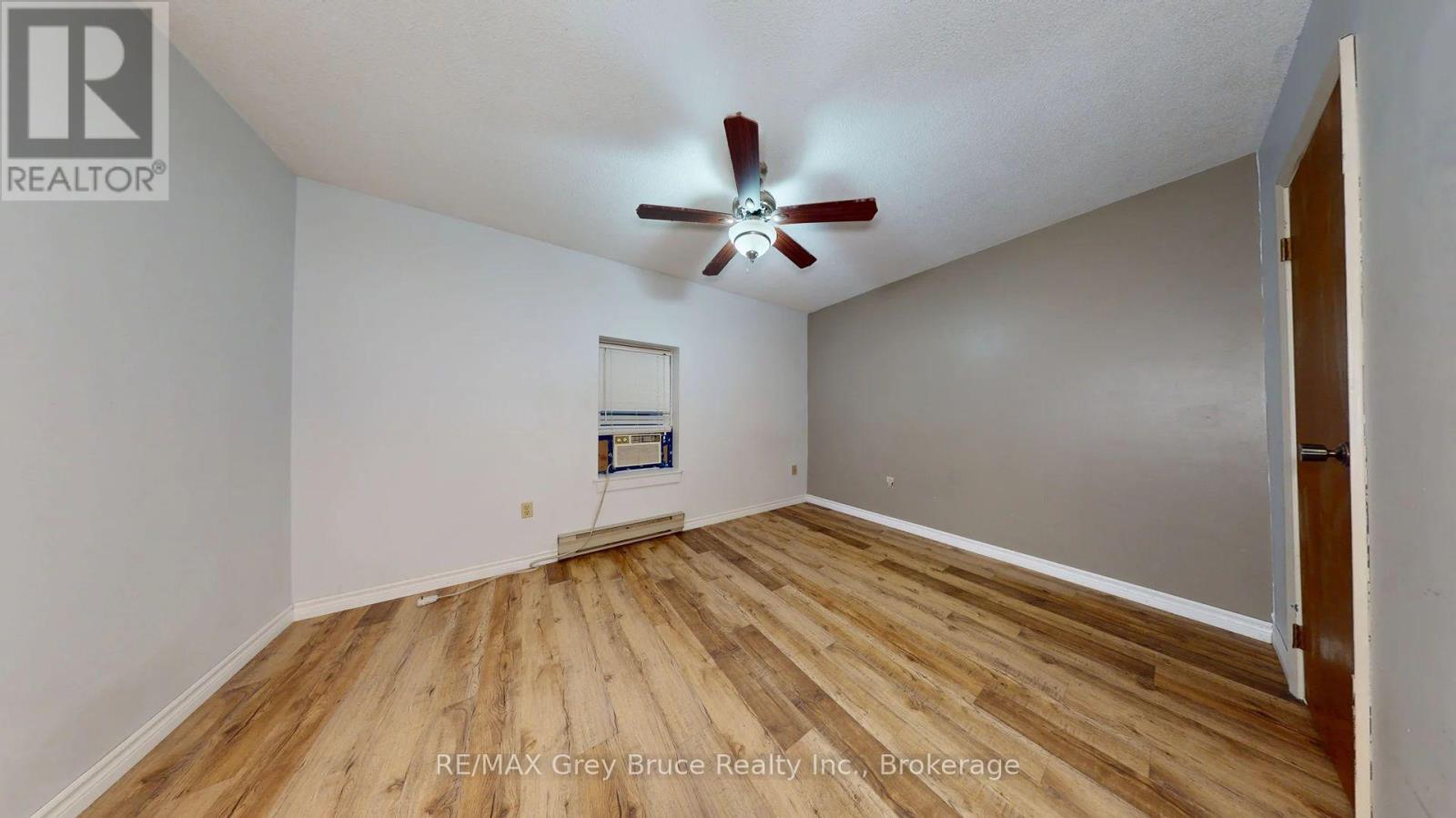 Unit 5 - 108 Queen Street N Property Photo 15